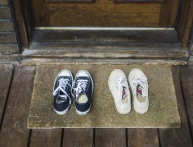 Γιατί δεν πρέπει να μπαίνετε ποτέ με τα παπούτσια μέσα στο σπίτι